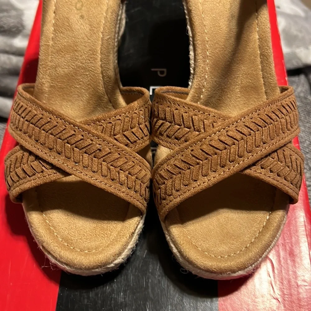 NWT Pesaro Skye Wedge Sandals